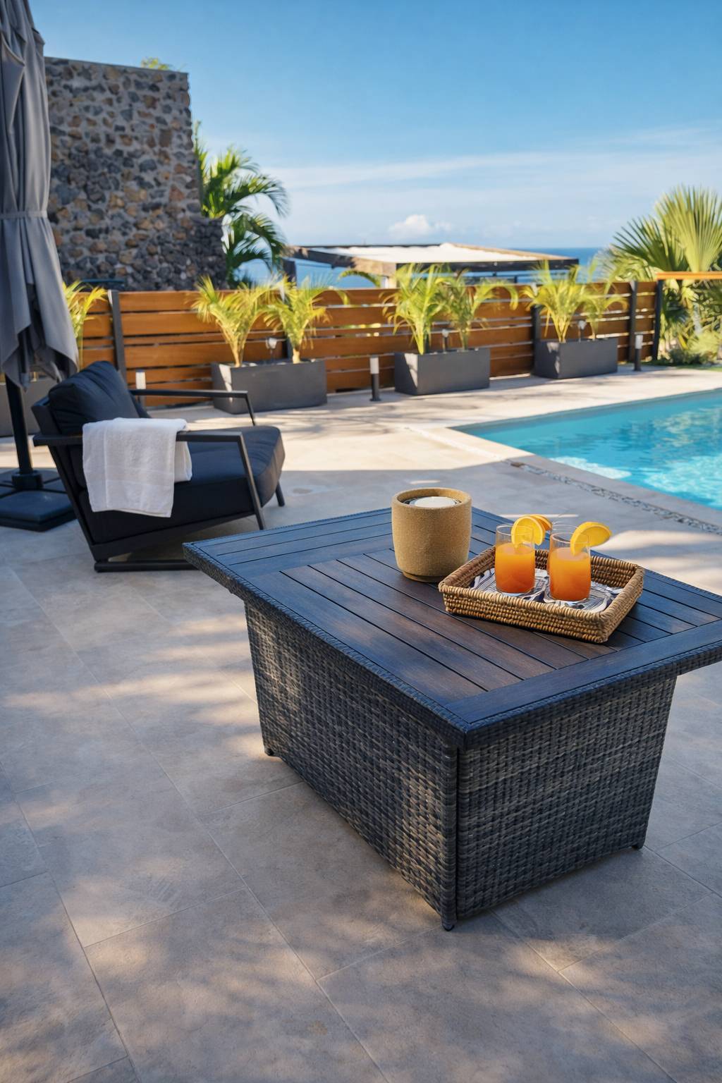 Piscine privée et salon extérieur de la Villa Kalyra