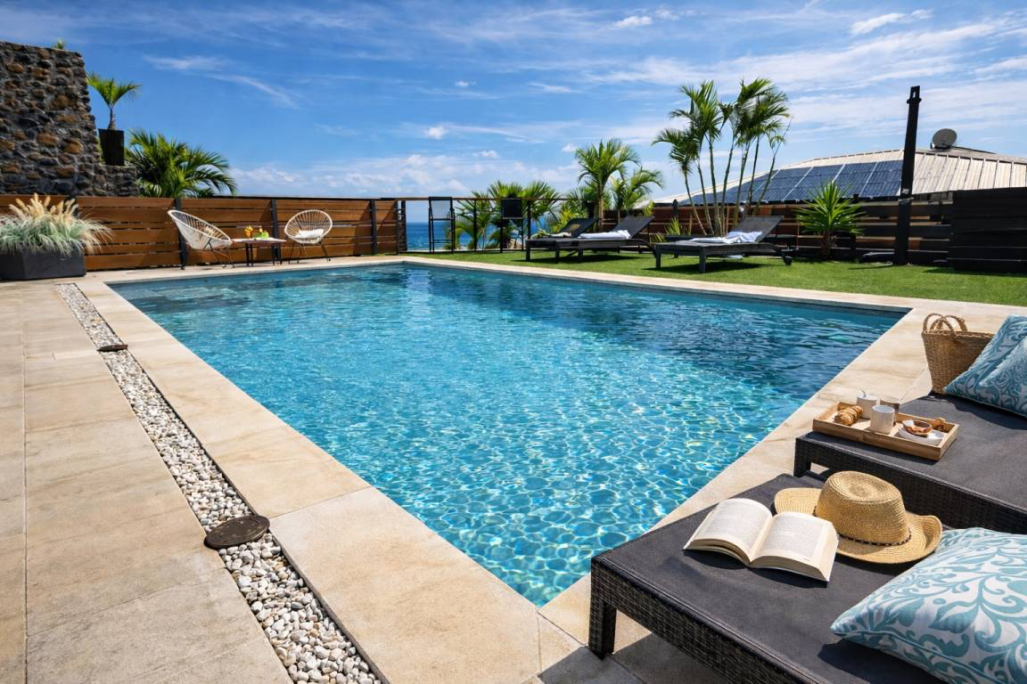 Piscine privée de la Villa Kalyra face au lagon de La Réunion