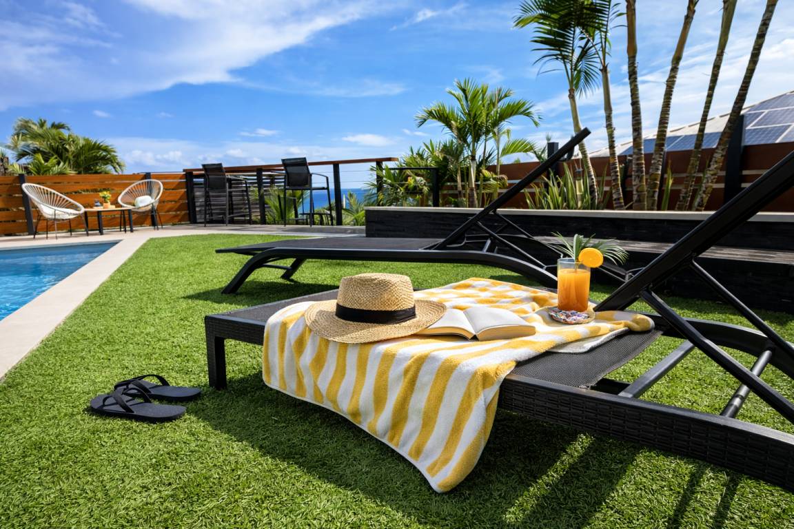 Jardin et transats au bord de la piscine
